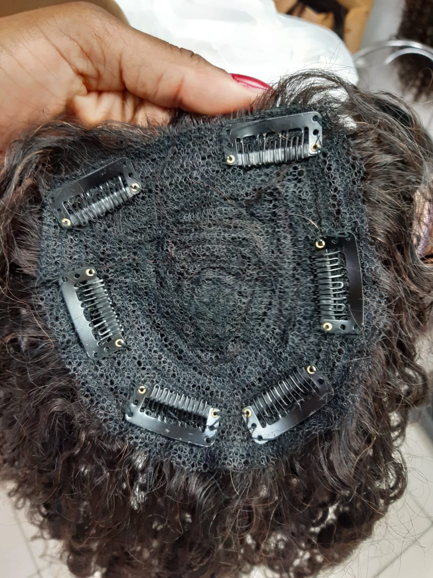 Prótese cacheada 50 cm castanho frente reta sem franja-10382